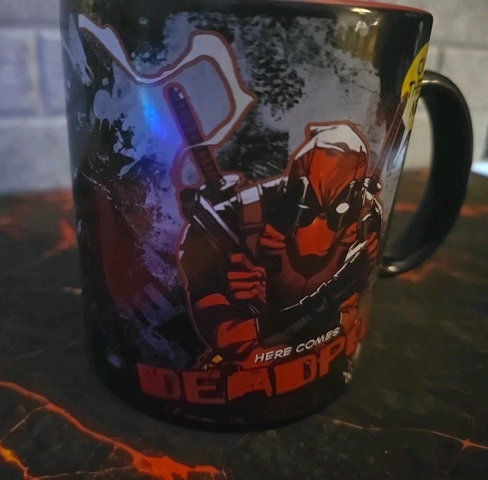 Caneca de Café "Here Comes Deadpool" /"Outta The Way, Nerd" 20 oz, Jumbo, Marvel  - Imagem 3 de 4