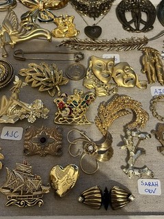 LOT OF 41 GOLD TONE 'ASSORTMENT' BROOCHES INCL. SIGNED VINTAGE NOW