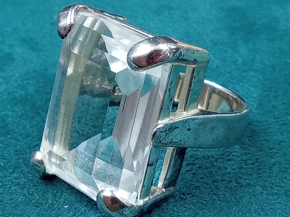 Anillo de plata esterlina talla 8 para hombre con conjunto de puntas de corte esmeralda transparente de cuarzo Foto 3 de 4