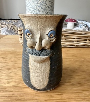 Vintage Muggins Keramik hässliches Gesicht großer Becher Februar 1975 blaue Augen & Schnurrbart perfekt