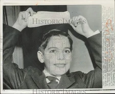1964 Press Photo Leonard Ross holds a $64,000 check in New York - lrw06047