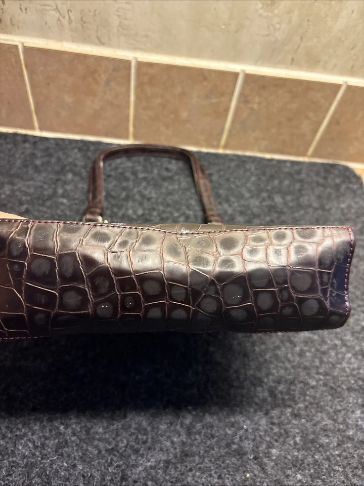 Bolso de mano vintage Stuart Weitzman de cuero marrón cocodrilo con asa superior Foto 3 de 4