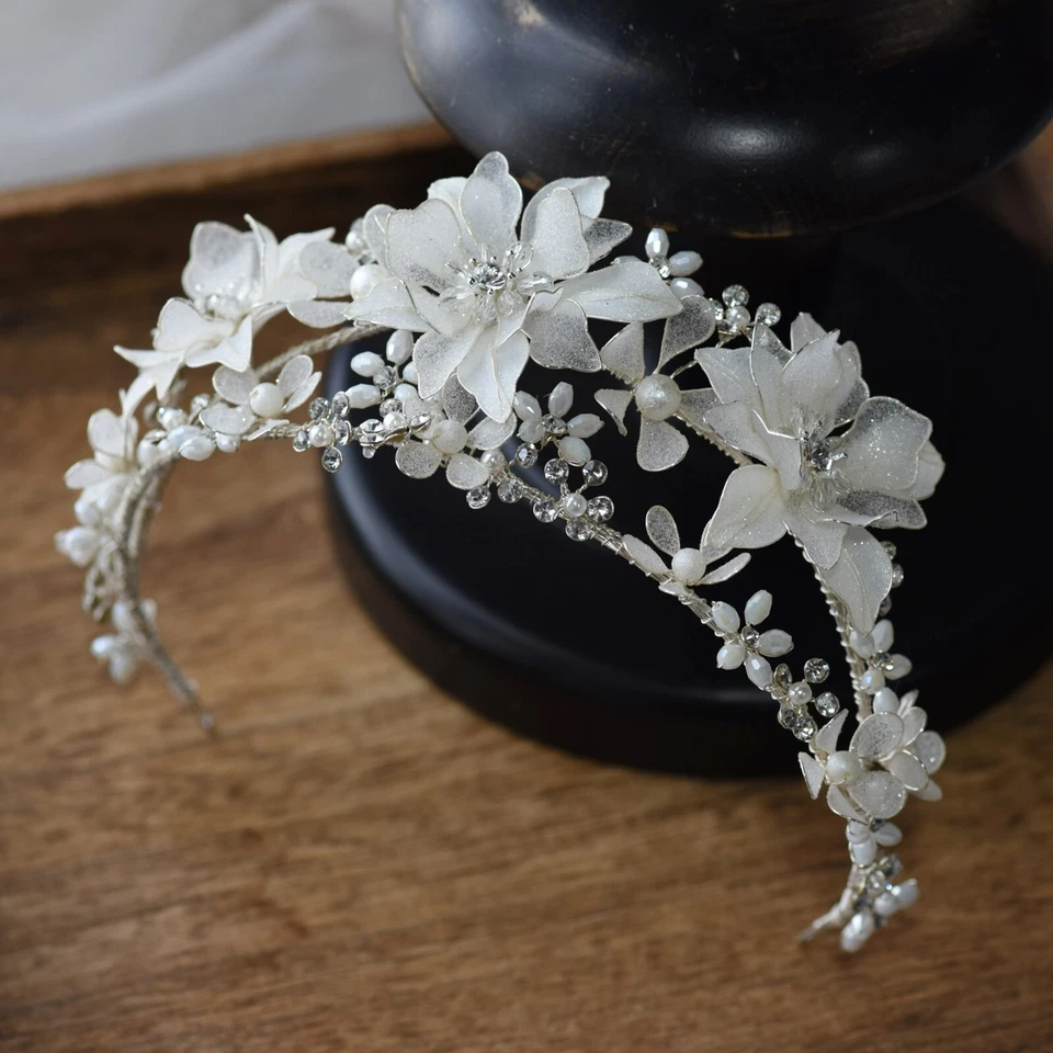 Accesorio para el cabello de boda con estrás tocado de novias blancas europeas Foto 2 de 4