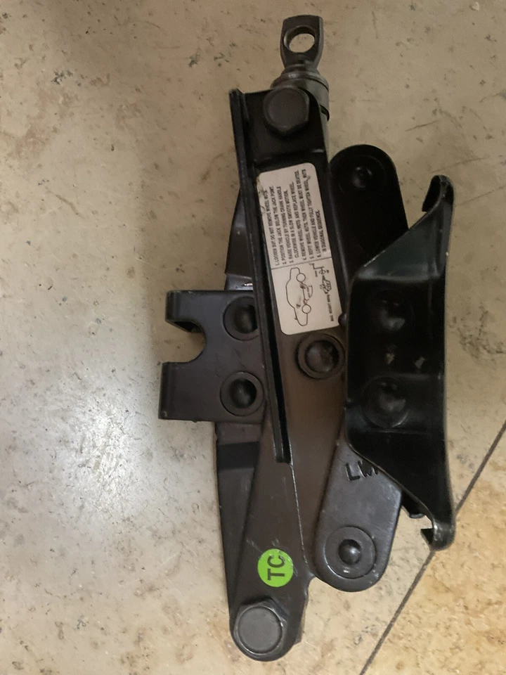 2004-2005-2006-2007-2009-2010-2011 Chevrolet Aveo Tire Jack OEM - Image 2 of 4