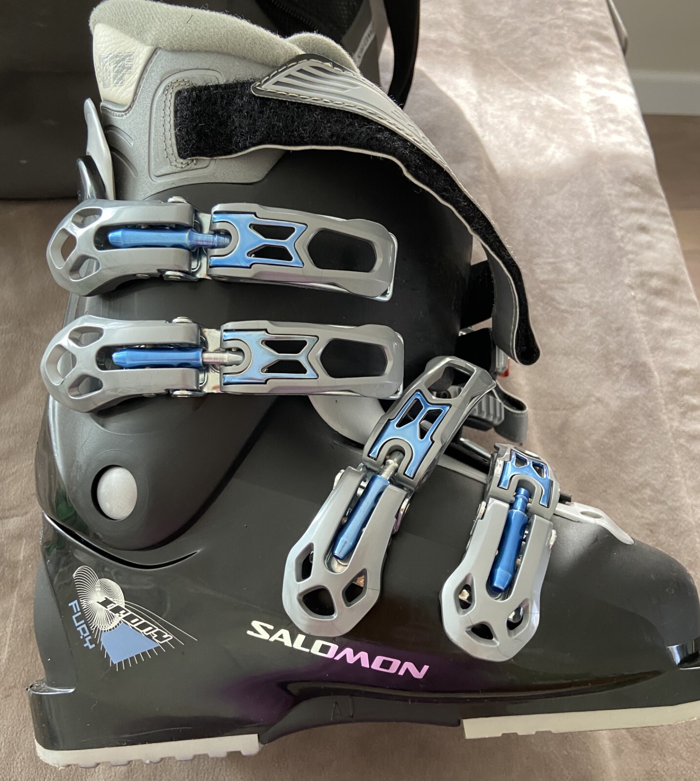 salomon thermic fit ski boots and carrying case size 7 US for women