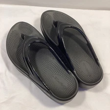 Oofos Women’s Size 6 Black Shiny Strap Thong Sandals Flip Flops EU 37 EUC