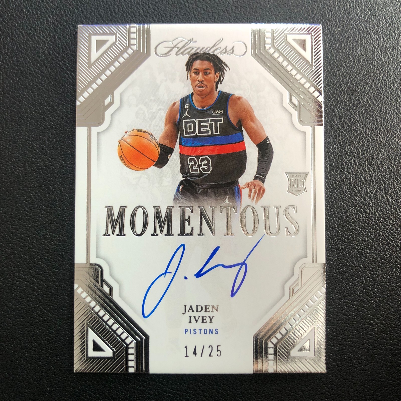 2022-23 Panini Flawless Momentous On Card Auto Jaden Ivey RC /25 Pistons