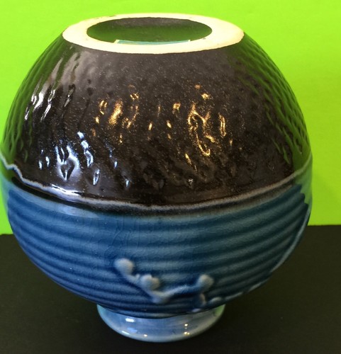 Jarrón de cerámica azul con diseño floral elevado regalo coleccionable - Imagen 8 de 9