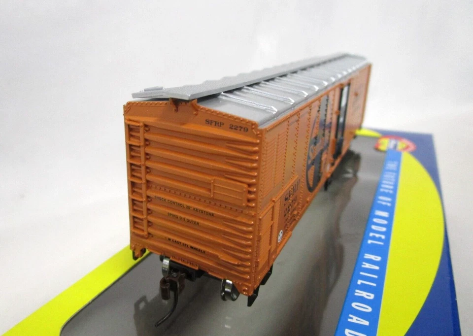 Athearn HO Scale ATSF Santa Fe SFRP 50' Smooth Side Mechanical Reefer Car NOS - Image 4 of 4