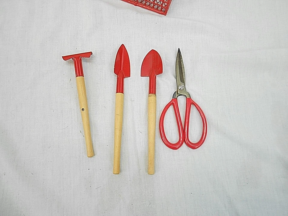 JUEGO DE HERRAMIENTAS DE JARDÍN MINI POWELL, Nº 105, USADO Foto 2 de 4