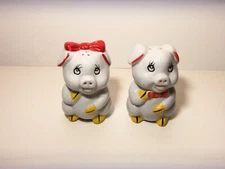3.5"  PIGS  CERAMIC SALT & PEPPER SHAKERS   VINTAGE UNUSED