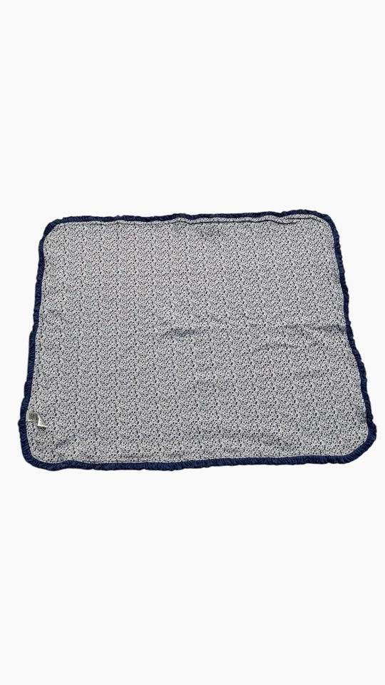 Manta bebé Carters Just One You blanca azul con volantes lunares flores pájaros corazón  Foto 3 de 4