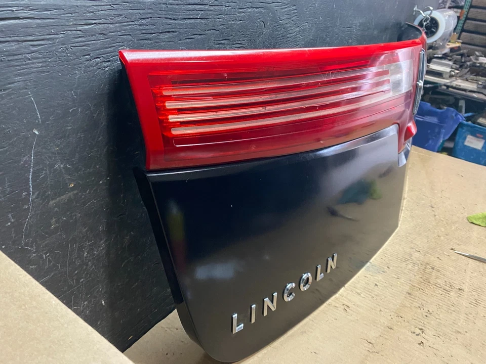 Lincoln MKT 2010 a 2019 maletero luz trasera central panel moldura cámara OEM U6115 DG Foto 3 de 4