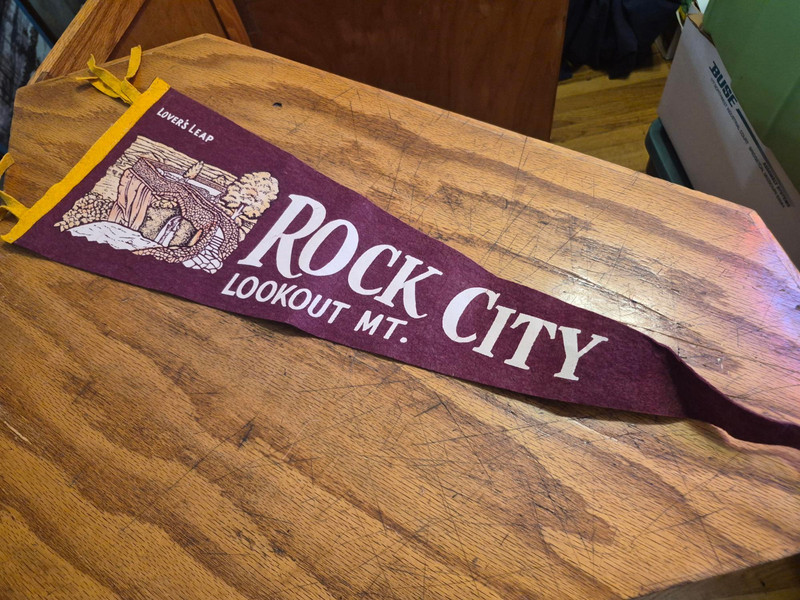 Vintage 1940s-50s 27" Lover's Leap Rock City Lookout Mt. felt souvenir pennant