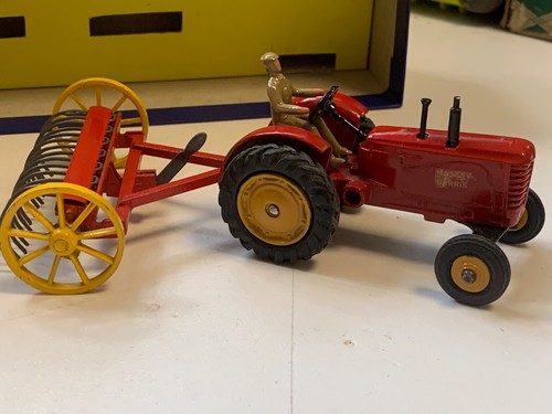 DINKY.27AK. FARM. MASSEY HARRIS TRACTOR. HAY RAKE SET.TRACTOR & RAKE.REPO BOX. - Picture 6 of 23