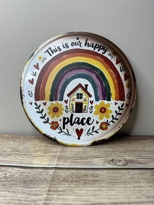 Rustikales Regenbogen Metall Wandrelief - ''This Is Our Happy Place'' Hausschild
