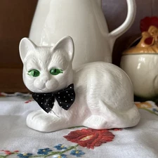Vtg 1990 Artmark White Ceramic Cat Green Eyes Navy Polka Dot Bow Tie Sitting
