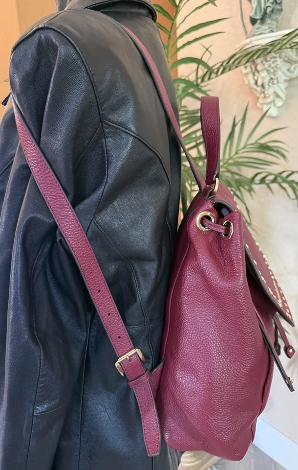 Mochila Michael Kors Riley grande couro pebbled vermelha amora com tachas de ouro nova - Imagem 3 de 4