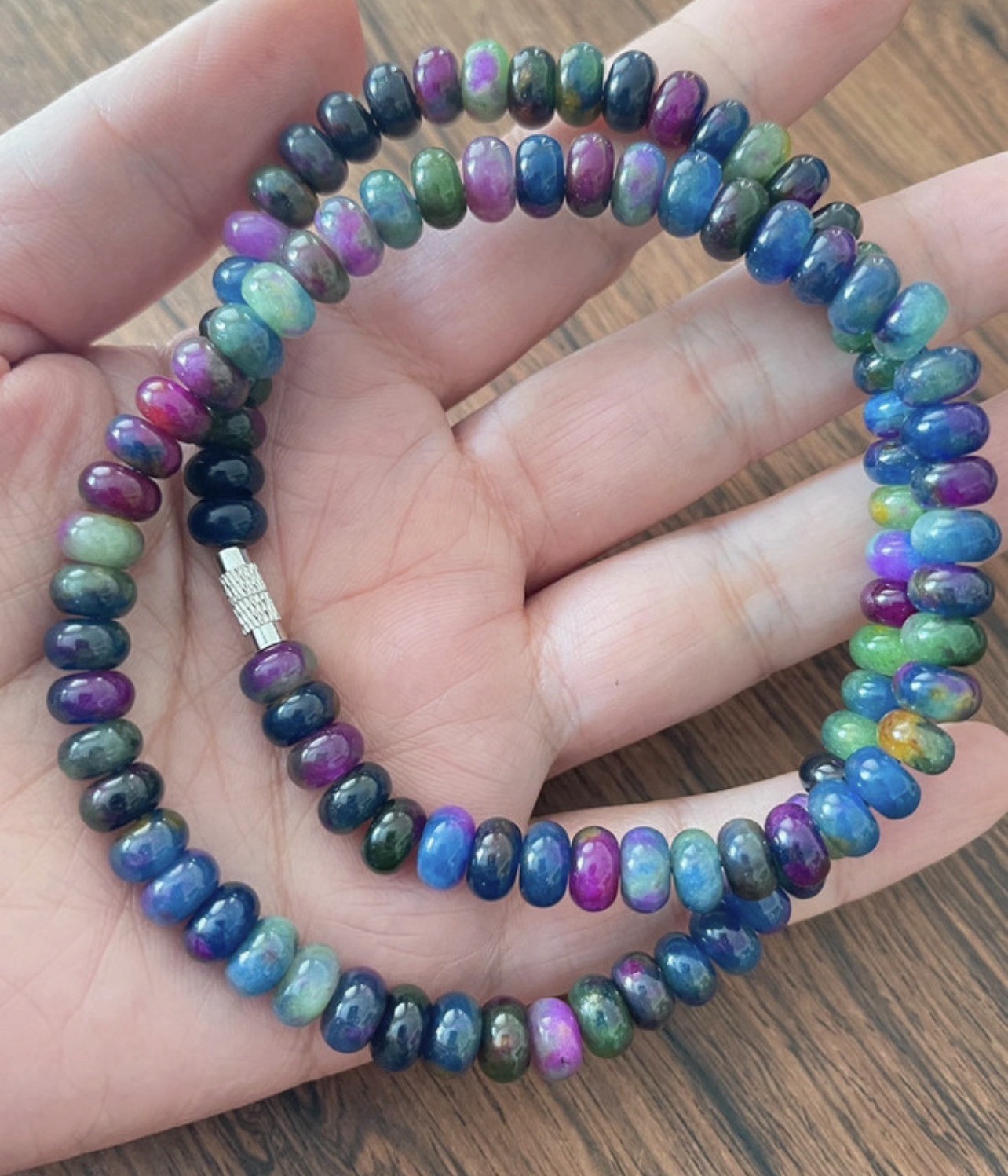 Collier bleu pour femme en pierres naturelles multicolores et uniques