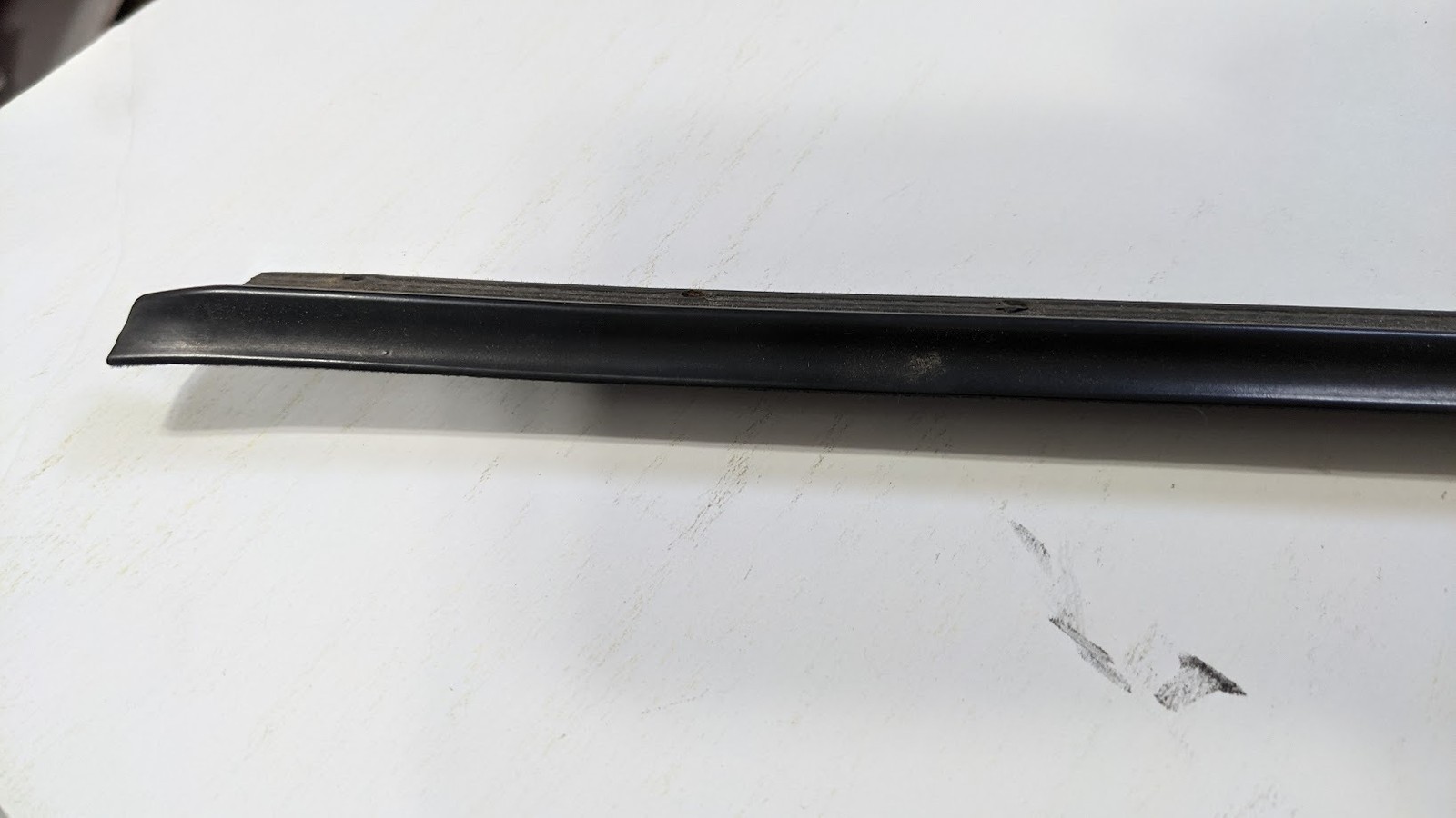 FERRARI 308 GTSi PART LEFT DOOR OUTER SEAL WINDOW WIPER 16327310 LH