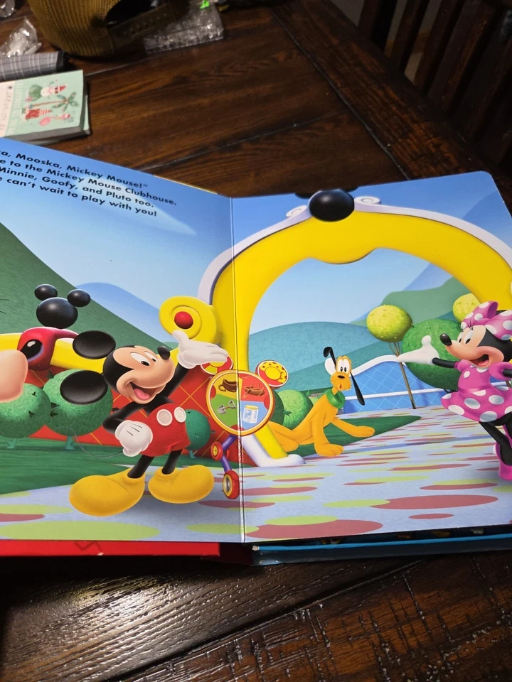 Набор книг Disney Jr Mickey Busy /10 фигурок и игровой коврик - Изображение 2 из 4