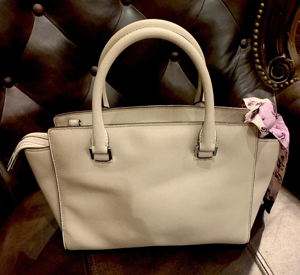 Cartera mediana Michael Kors Selma con tachuelas en gris cemento Foto 3 de 4