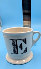 Anthropologie MONOGRAM - E, 14 oz tazza bianca stile rasatura lettera nera iniziale