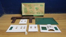PLASTICVILLE O S PASSENGER STATION KIT PARTS IN WORN/TORN BOX 625632