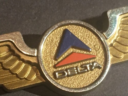 Vintage Stoffel Delta Airlines Junior Flyer Gold Plastic Wings - Picture 3 of 4