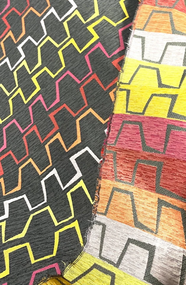 TAPIZADO ESTILO CHENILLA BORDADO GEOMÉTRICO CARBÓN MULTICOLOR 57" POR COMPRAR Foto 4 de 4