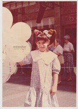 Süßes junges Mädchen mit verspielten Zöpfen und Luftballons Schnappschuss der...