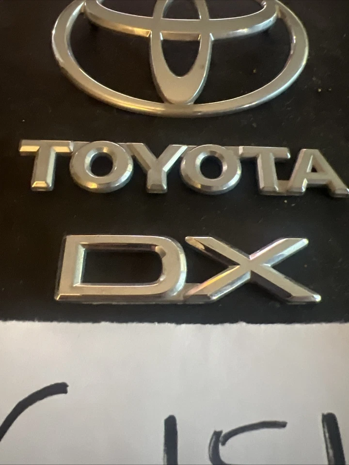 98 99 00 01 02 TOYOTA COROLLA DX CROMO EMBLEMA TRASERO LOGOTIPO INSIGNIA SÍMBOLO CONJUNTO OEM Foto 2 de 4