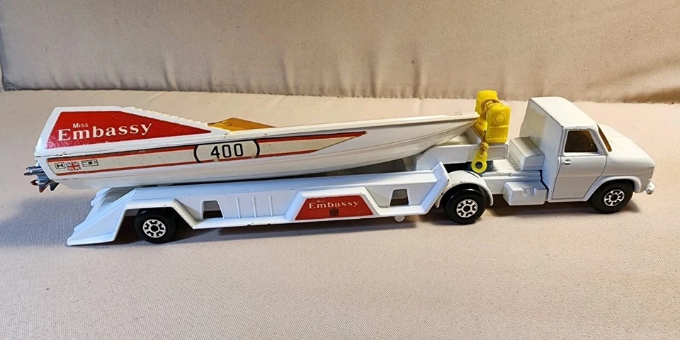 Matchbox Lesney Superkings K-27 Miss Embassy bote a motor con camión transportador Foto 2 de 4