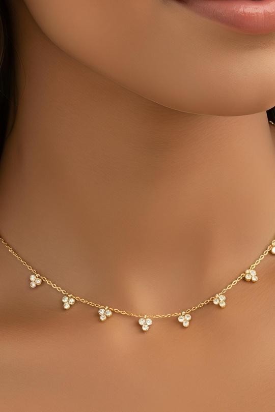Collier avec petits zircones pendants ras de cou en argent massif brillant