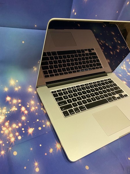 Apple MacBook Pro 15" Retina / Quad Core i7 / 8GB / 256GB SSD HD. MacOS Catalina 5