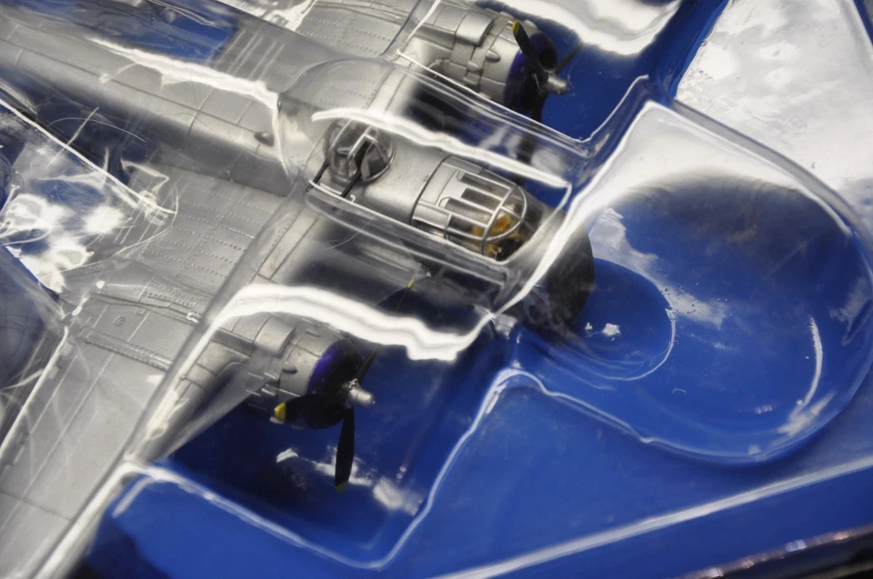 Corgi AA35303 B25 Mitchell 'Bats Outa Hell' 1945 1:72 Brand New 1 Of 1420 - Image 3 of 4