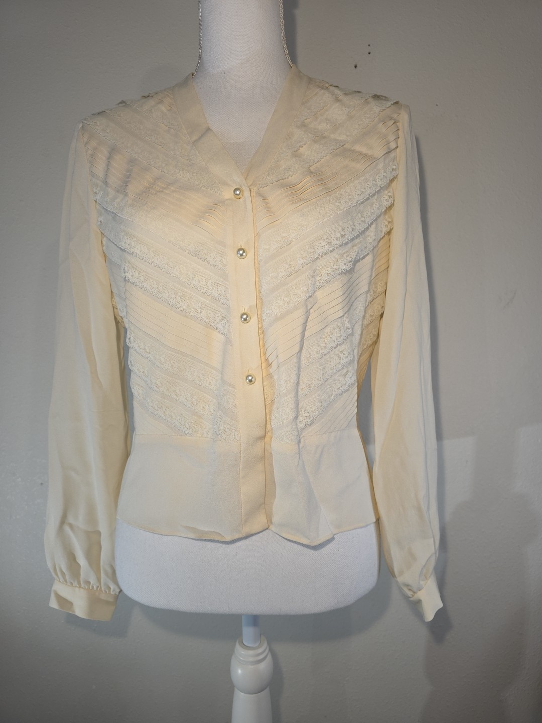 Talbots Women's 6 Long Sleeve Ivory Silk Blouse Buttons Down Ruffle Lace Office