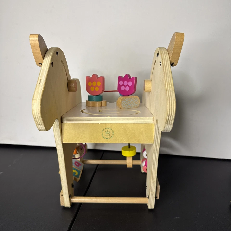 The Manhattan Toy Co. 2016 Centro de actividades preescolares de madera para pony juguetón Foto 2 de 4