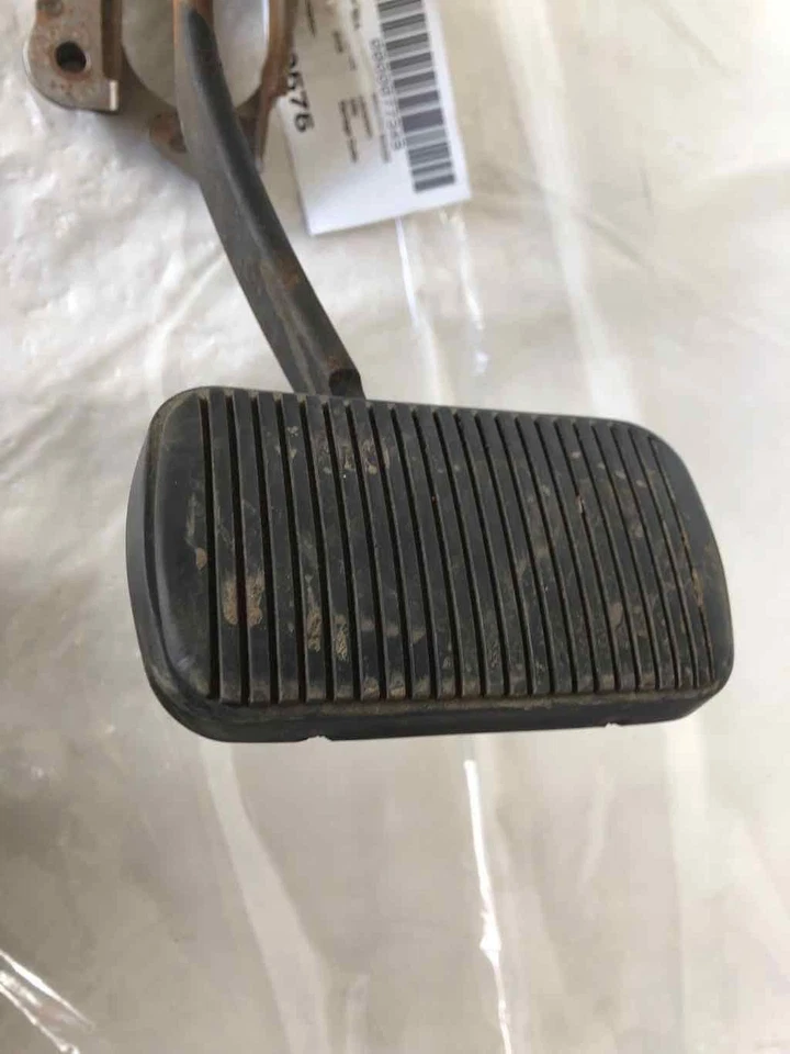 2006 FORD TAURUS Floor Brake Stop Foot Pedal w/ Bracket Sensor OEM - Image 2 of 4