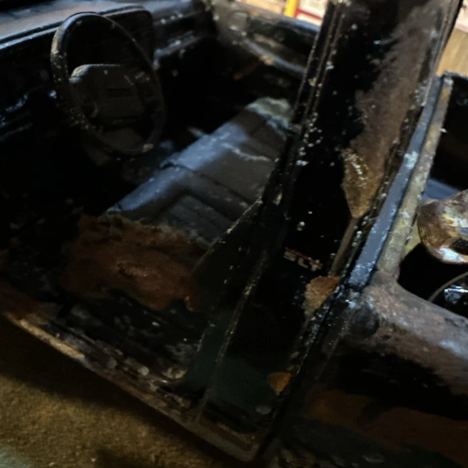 1995 Dodge Ram 2500 SLT - Barn Find Cars - 1:18 DIECAST - With Harley Davidson - Image 3 of 4