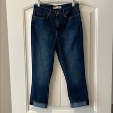 Signature Gold Levi's mid rise Capri 4 waist 27 NEW