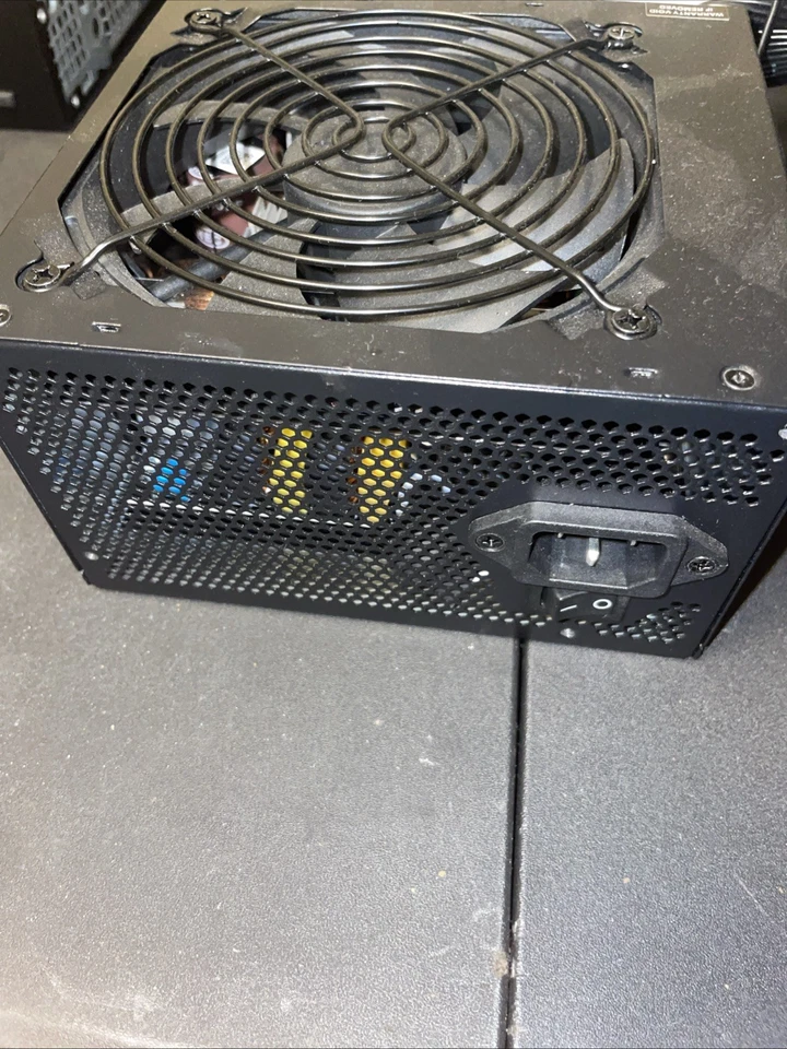 Fuente de alimentación Thermaltake Smart Series 700W con ventilador ultra silencioso de 120 mm Foto 3 de 3