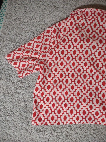 Top corto mediano tono y orilla con botones rojo y blanco patrón geométrico - Imagen 9 de 9