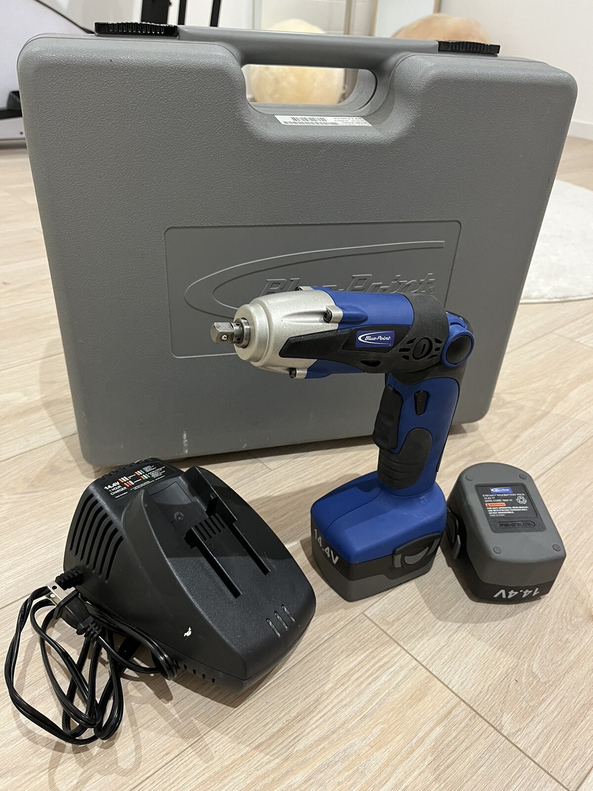 Clé à choc d'angle sans fil 220Nm à tête rotative compacte livrée en coffret rigide