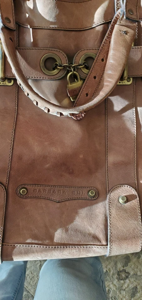 Bolsa de mão Barbara Bui couro marrom motociclista chique preço original 1500 - Imagem 4 de 4