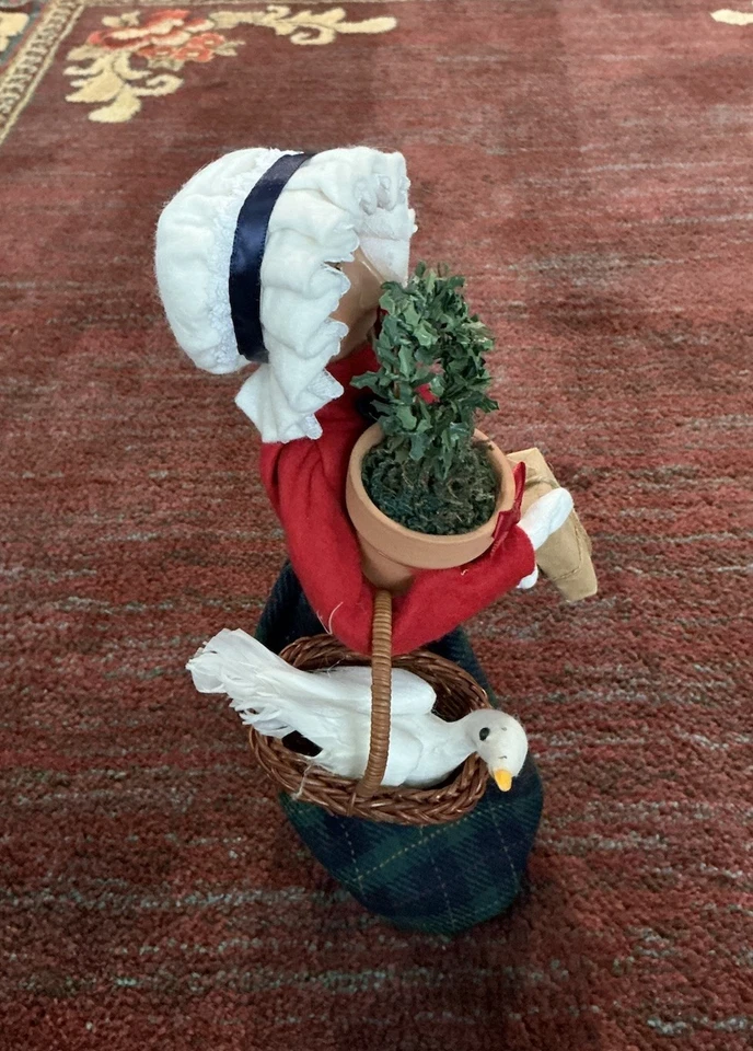 2004 Byers’ Choice THE CAROLERS Grandparent Shopper Lady Carrying Presents 13” - Image 3 of 4