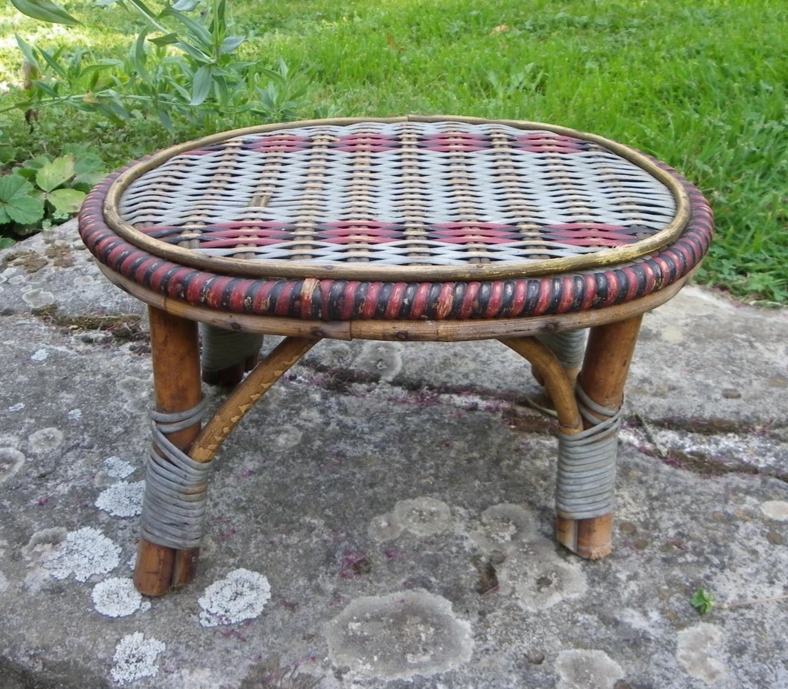 Repose-pieds ancien en velours bordeau