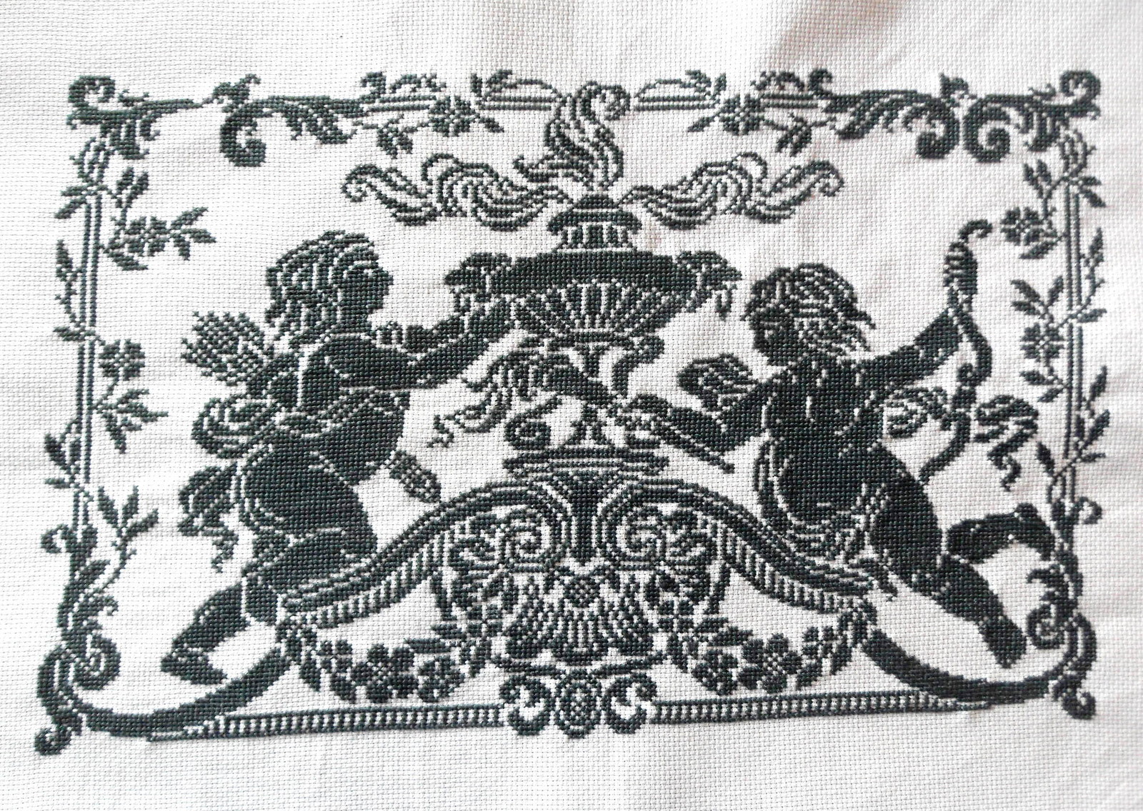 Broderie point de croix angelots monochrome bleu foncé kit loisirs créatifs