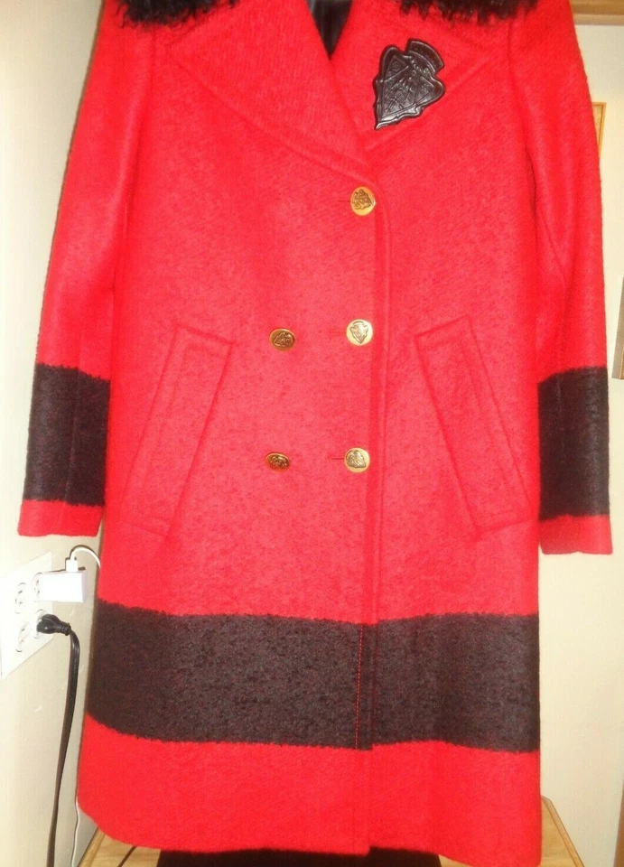 GUCCI AUTHENTIC RED ALPACA FUR TRIM ICONIC RARE LOGO PATCH COAT SZ 42 - Image 4 of 4