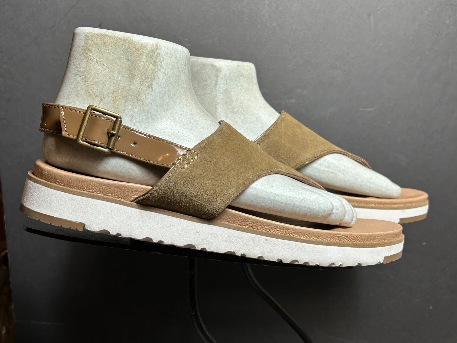 Sandalo perizoma donna UGG marrone chiaro in pelle verniciata nabuk taglia 40 9 INDOSSATO UNA VOLTA!